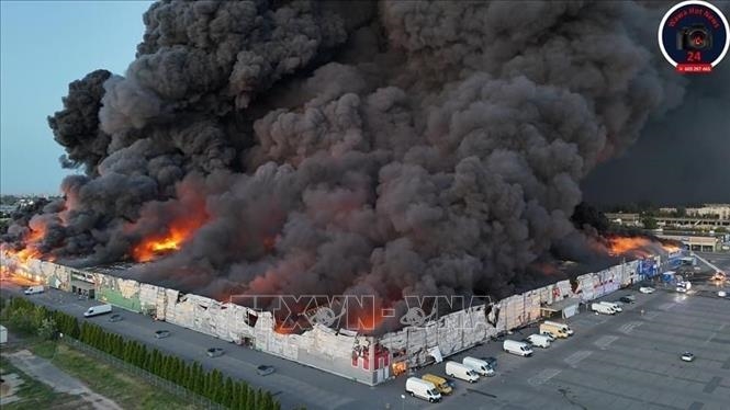 Hỗ trợ tiểu thương bị thiệt hại do hỏa hoạn tại trung tâm thương mại ở Ba Lan
