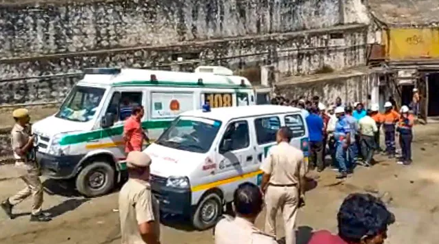 Ấn Độ Giải cứu những người bị mắc kẹt trong vụ rơi thang máy
