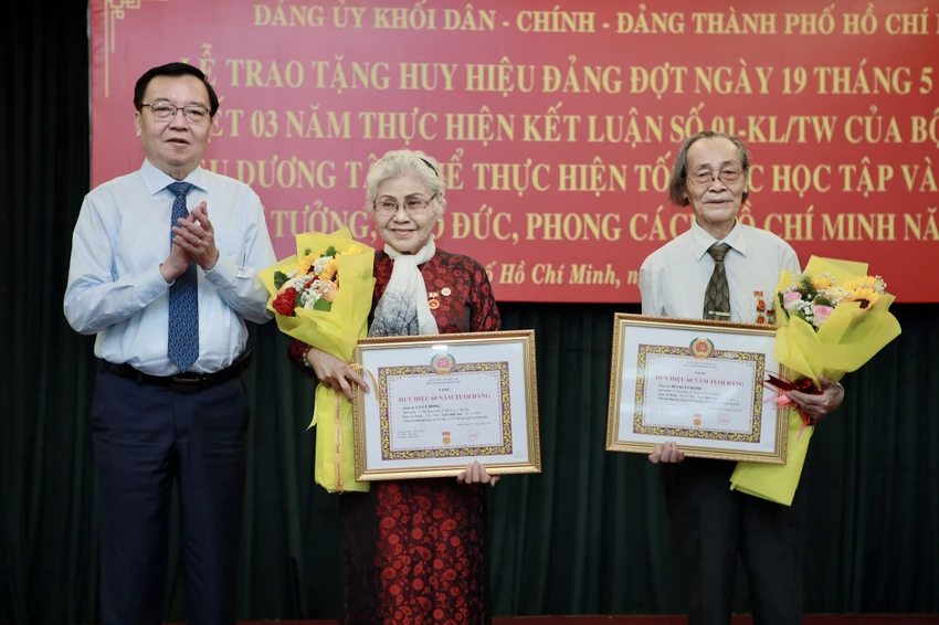 TP Hồ Chí Minh Trao Huy hiệu Đảng tặng 25 đảng viên Đảng ủy Khối Dân - Chính - Đảng