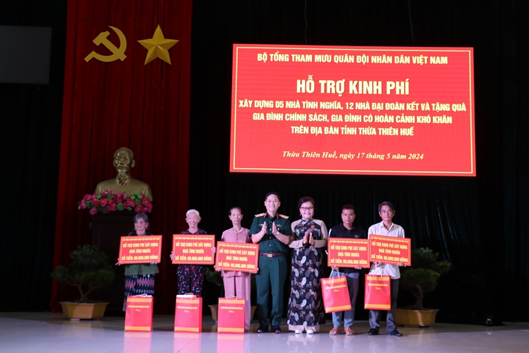 Bộ Tổng tham mưu QĐND Việt Nam thăm, tặng quà tại Thừa Thiên Huế