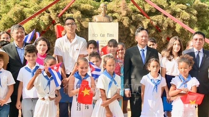 Lễ đặt hoa kỷ niệm 134 năm Ngày sinh Chủ tịch Hồ Chí Minh tại Cuba