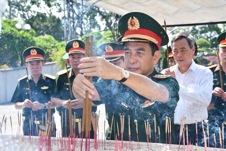 Đoàn đại biểu Quân ủy Trung ương, Bộ Quốc phòng tri ân các anh hùng liệt sĩ tại Quảng Trị