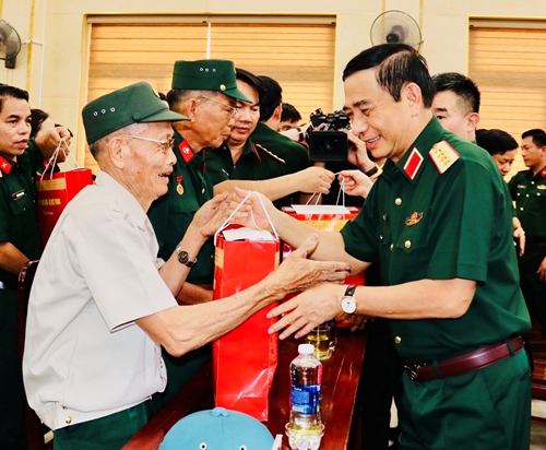 Đoàn công tác Quân uỷ Trung ương - Bộ Quốc phòng tri ân tại tỉnh Quảng Trị