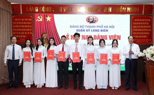 Long Biên Hà Nội  Nhiều học sinh ưu tú được kết nạp Đảng