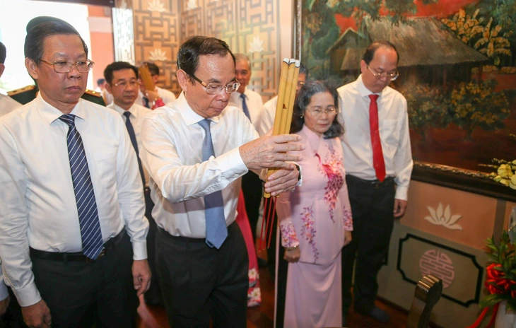 Lãnh đạo TP Hồ Chí Minh dâng hương tưởng nhớ Chủ tịch Hồ Chí Minh