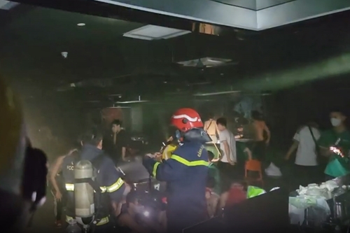 50 người kịp thời thoát nạn tại đám cháy trên đường Láng Hà Nội