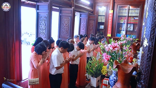 Lễ dâng hương tại Nhà lưu niệm của đồng chí Đào Duy Tùng