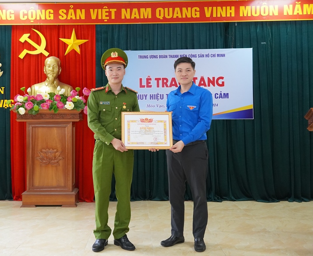 Trao Tặng Huy Hiệu “tuổi Trẻ Dũng Cảm” Cho Chiến Sĩ Công An Cứu Người Trong Mưa Lũ Báo điện Tử