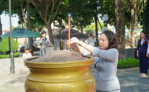 Phó Chủ tịch nước Võ Thị Ánh Xuân viếng Đền thờ nữ Anh hùng Liệt sĩ Võ Thị Sáu