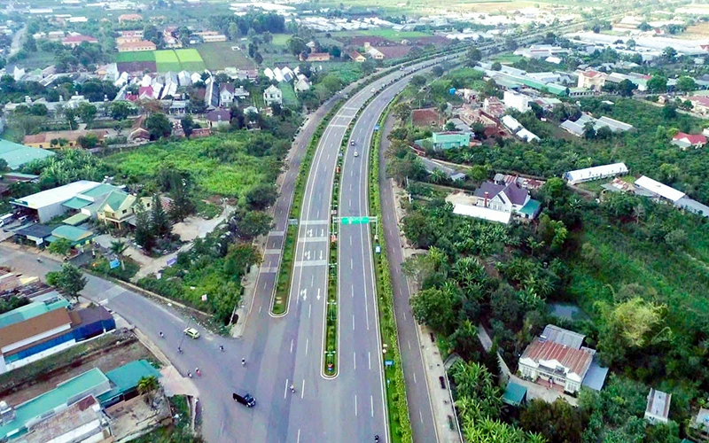 Đầu tư kết cấu hạ tầng giao thông, kết nối vùng Tây Nguyên với Đông Nam Bộ