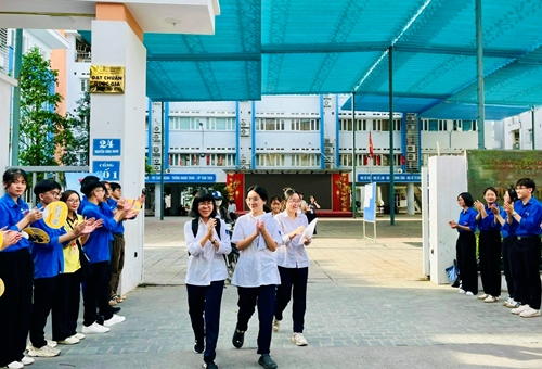 Kỳ thi tốt nghiệp PTTH 2024 tại các điểm thi quận Ba Đình Hà Nội đã kết thúc an toàn