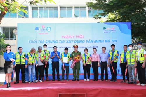 Youth in HCMC join in urban civilization development