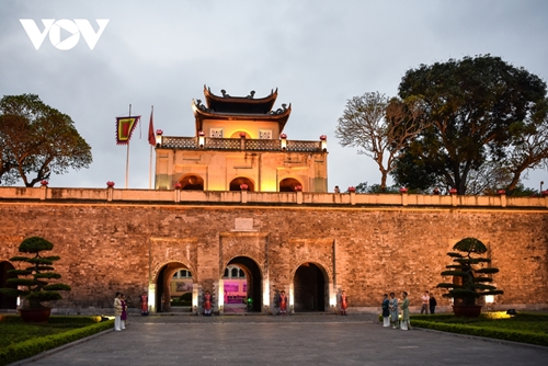 Vietnam Airlines offers discount for night tour of Thang Long Citadel