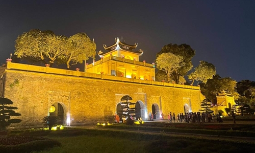 Connecting night tour of Thang Long Citadel with tourists nationwide