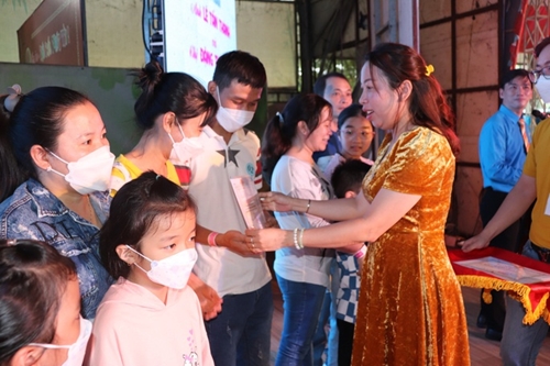HCMC praises 248 workers’ outstanding families