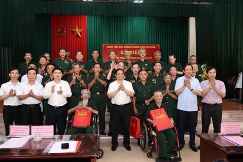 Prime Minister presents gifts to war invalids in Ha Nam province