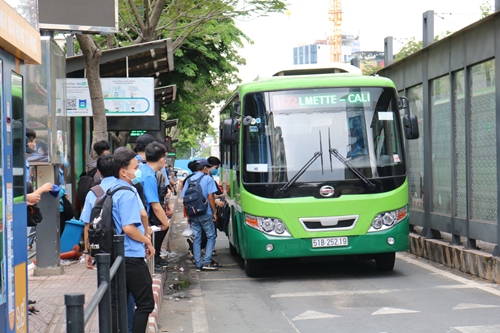 Twelve bus routes added to HCM City s transport network