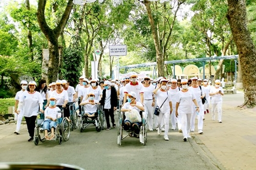 Over 5,000 people walk for AO victims in HCMC