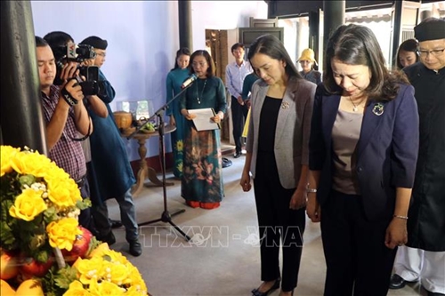 Vice President offers incense at Uncle Ho Memorial House in Hue
