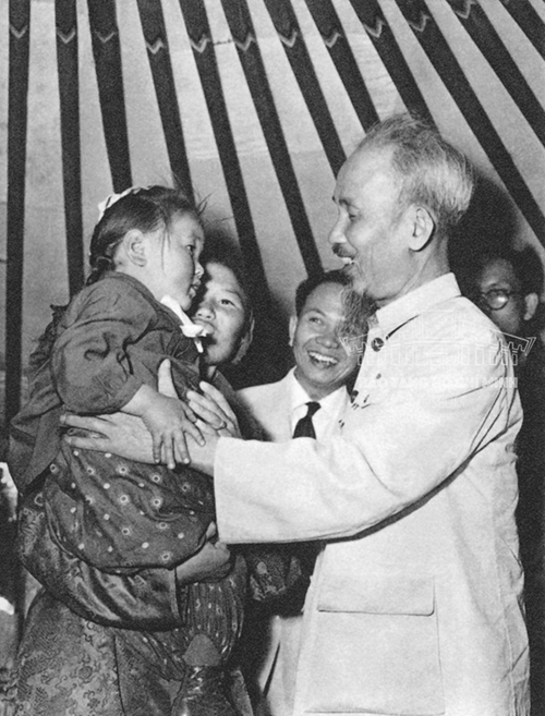 Uncle Ho with children
