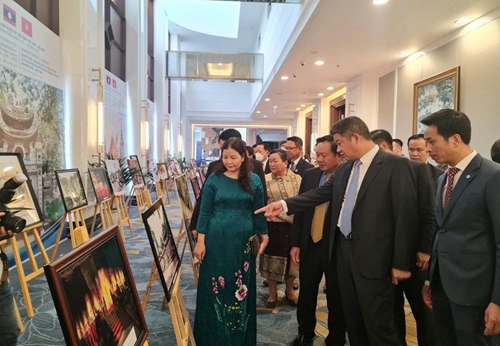 Exhibition highlights solidarity and cooperation between Hanoi and Vientiane