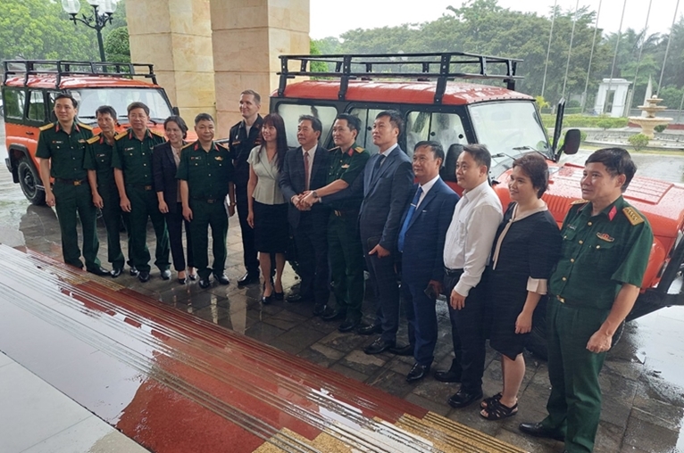Overseas Vietnamese in Russia donate three cars to serve rescue work in Vietnam