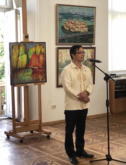 Vietnam painting exhibition held in Ukraine’s Uzgorod