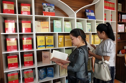 Hundreds of books on Vietnam – Laos great friendship on display in Da Nang