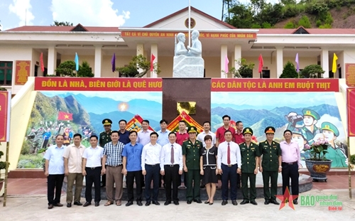 Ceremony to inaugurate the “Uncle Ho and border guards” monument in Lang Son