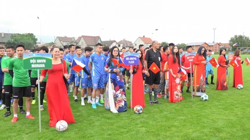 Football tournament connects Vietnamese community in Czech Republic