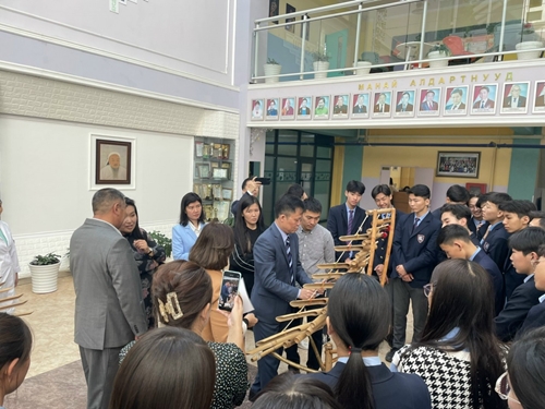 Vietnam’s traditional music instrument presented to Mongolian school