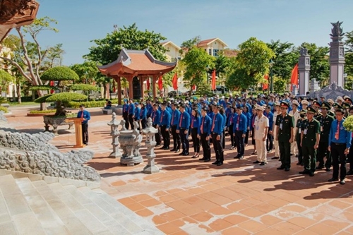 Quang Binh youth offer incense to Uncle Ho and heroic martyrs