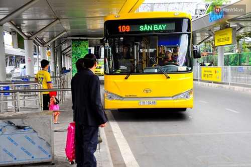 Additional bus route connects HCMC centre with Tan Son Nhat Airport