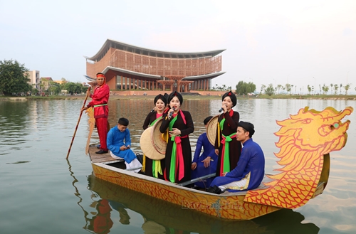 Quan ho folk singing on boat at Ngoc well and Cung temple