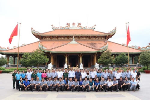 Naval officers and soldiers of Naval Region 2 and 5 visit historical sites in HCMC