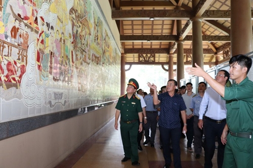 Naval officers and soldiers visit HCMC’s historical sites