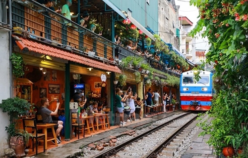 Authority takes a hard line on railway traffic safety violations on Hanoi’s “railway café street”