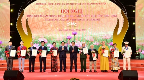 Ten outstanding citizens of Hanoi honoured for contributions to the capital s development