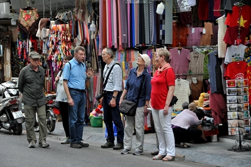 Vietnam attracts more than 2 35 million foreign tourists in 10 months