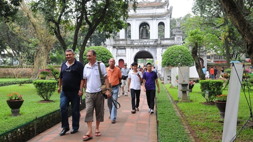 Over 2 35 million foreign tourists visit Vietnam in 10 months