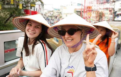Astralian group explore Hanoi during familiarization trip