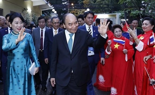 President visits Vietnamese in Thailand