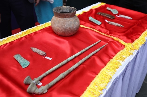 Vietnam National Museum of History receives ten artefacts from US