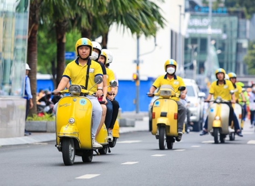 Antique cars parade to celebrate 17th Vietnam Cultural Heritage Day