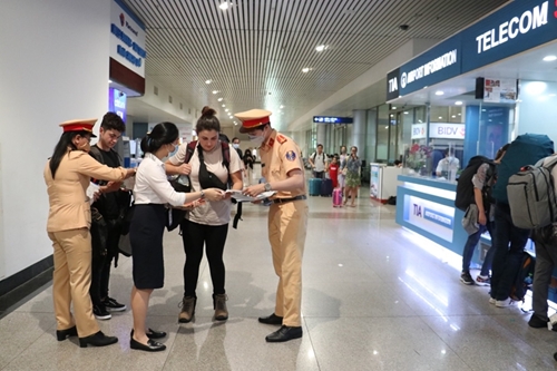 Communicating traffic safety and order for foreigners at Tan Son Nhat International Airport