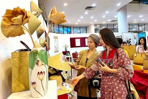 Nearly 100 calligraphy works and paintings on lotus on display in Hanoi