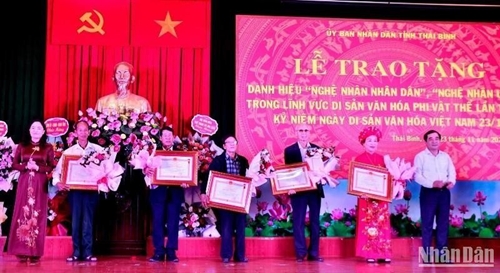 Artisans in Thai Binh province receive title of People s Artisan and Excellent Artisan