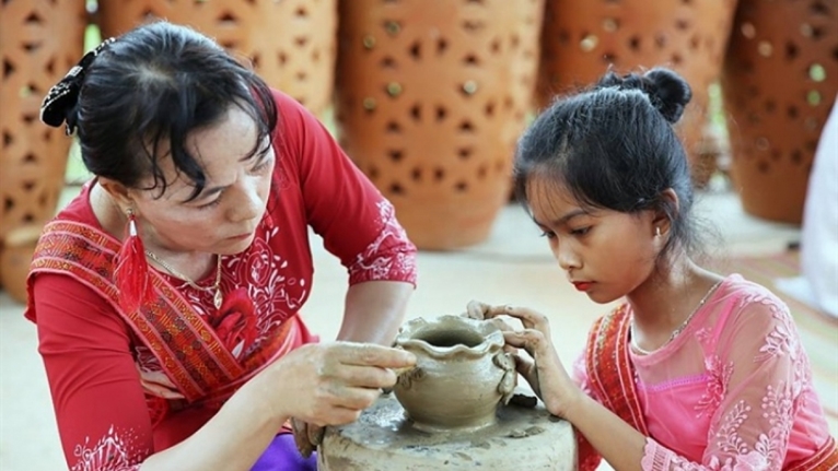 Vietnam’s art of pottery making of Cham people named heritage in need of urgent safeguarding