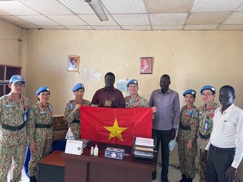 Vietnam’s Level-2 Field Hospital No 4 presents gifts to students in South Sudan