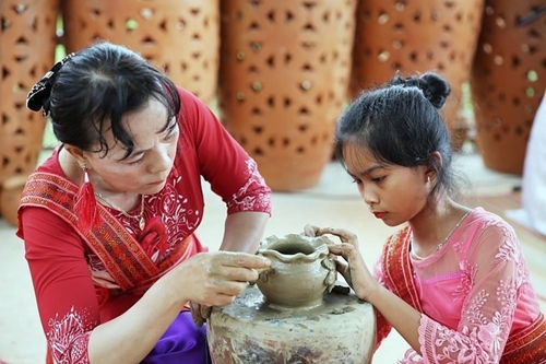 UNESCO recognizes Cham people’s pottery making art as heritage in need of urgent safeguarding
